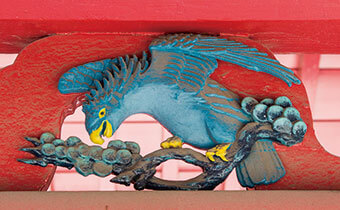 山門の梁上部に施された鳥の彫刻